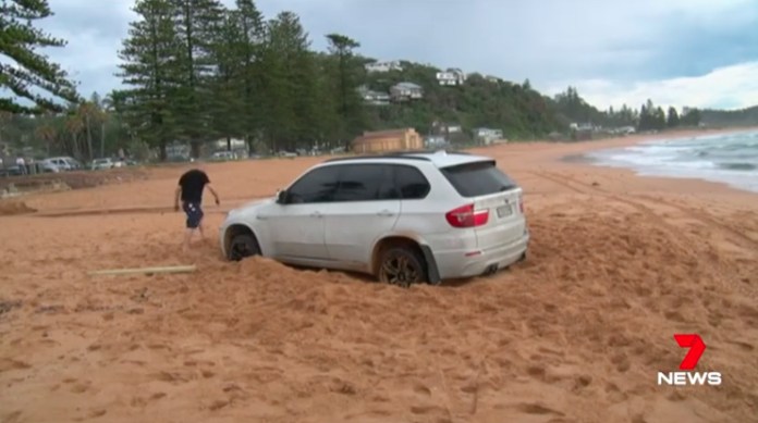 Βίντεο: Θαρραλέος οδηγός … κόλλησε με ένα BMW X5 στην άμμο της Αυστραλίας